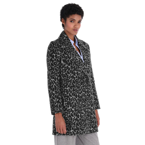 Abrigo Animal Print con Cuello Ancho – Statement Imposible de Ignorar