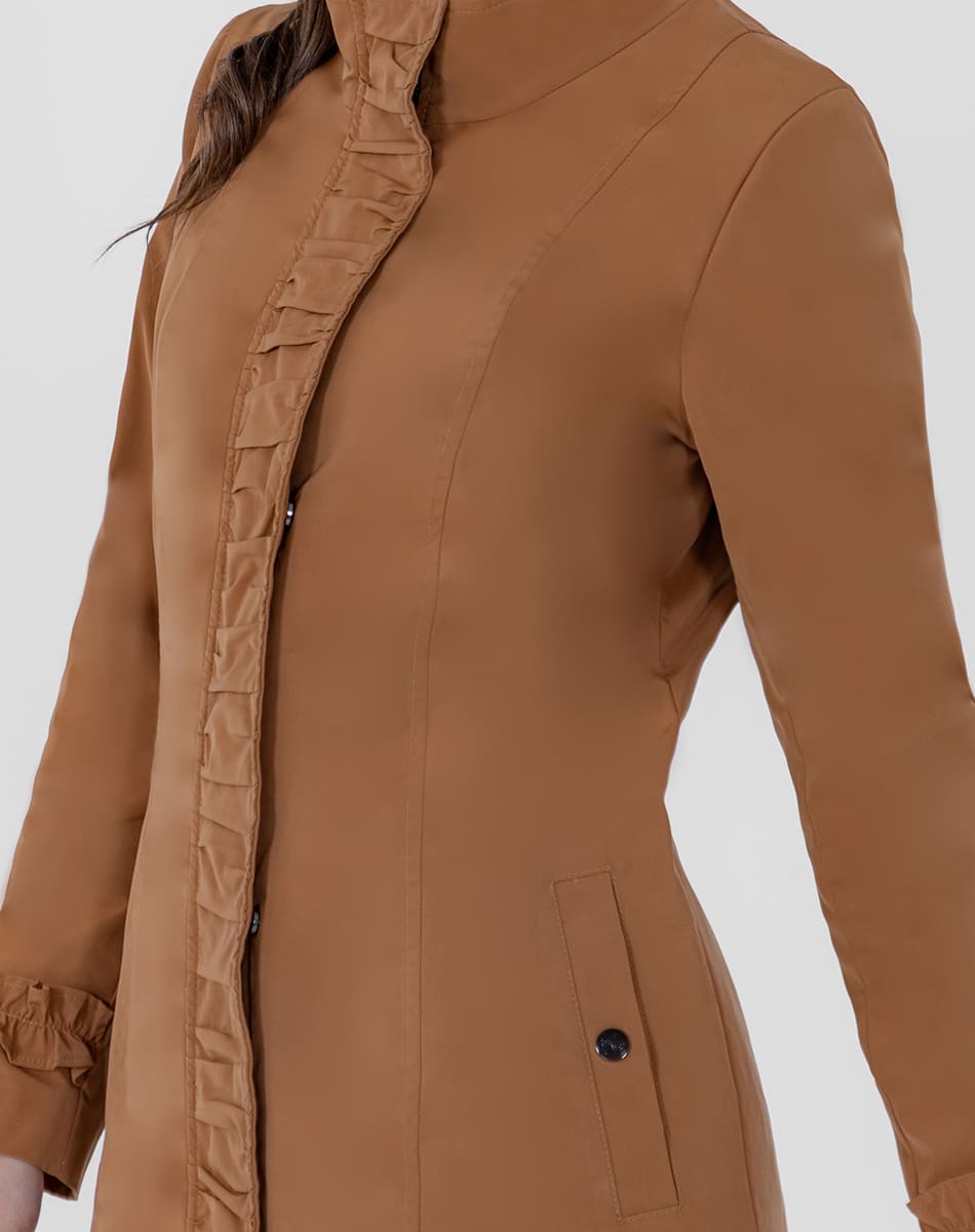 Gabardina corta con drapeado