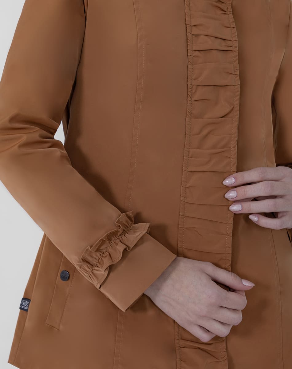 Gabardina corta con drapeado