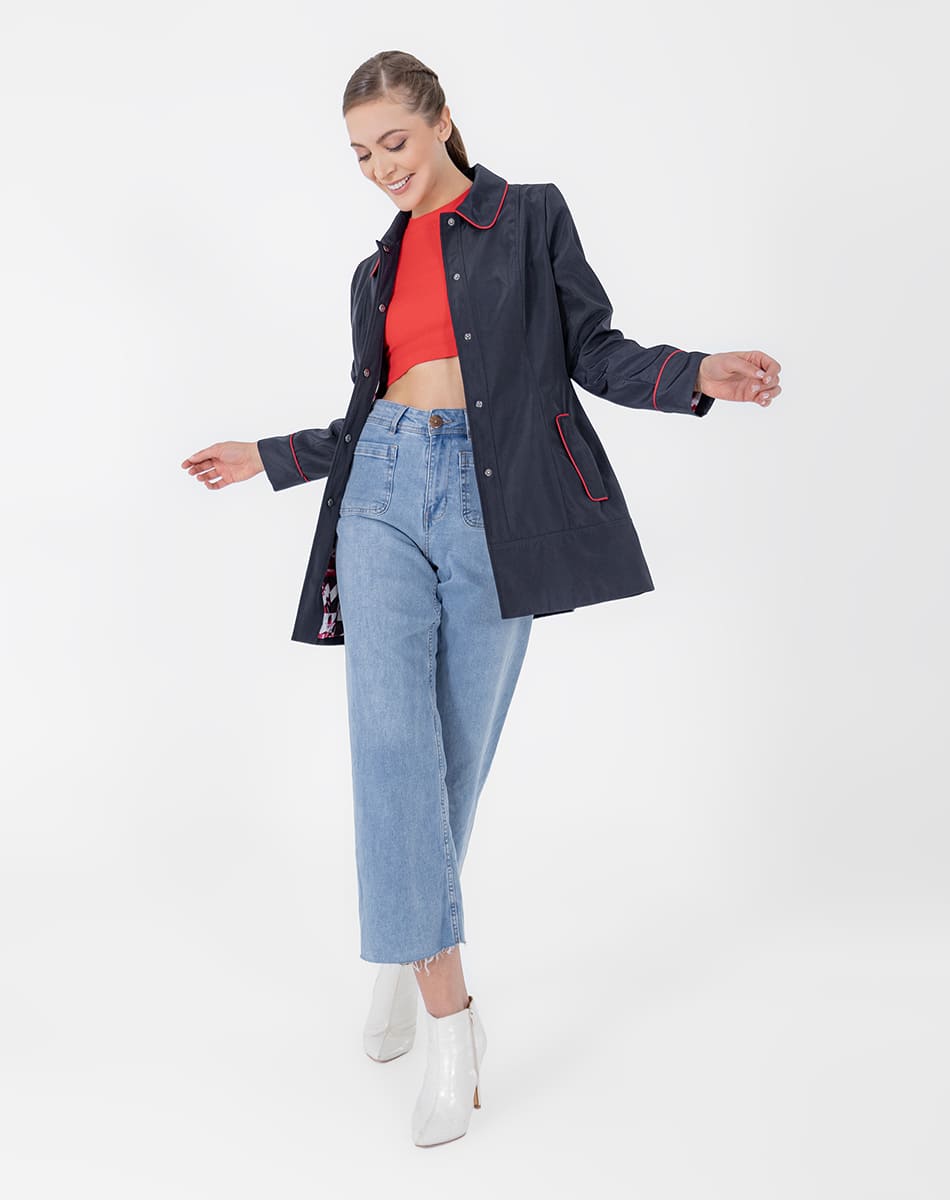 Gabardina larga con broches al frente