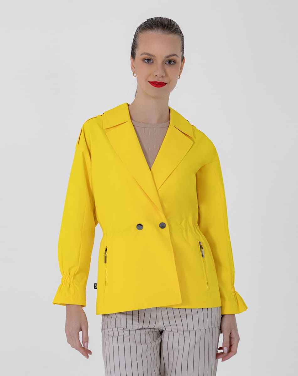 Gabardina corta con fruncido