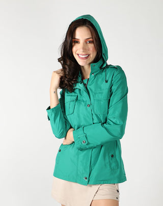 Gabardina con gorro oculto