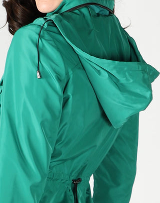 Gabardina con gorro oculto